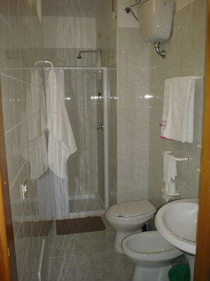 Shower, rainfall showerhead, hair dryer - Esperia (Sammichele di Bari)