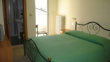 1 غرفة نوم وميني بار وخزنة داخل الغرفة ومكتب