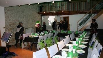 Petit déjeuner et dßner servis sur place, vue sur le jardin