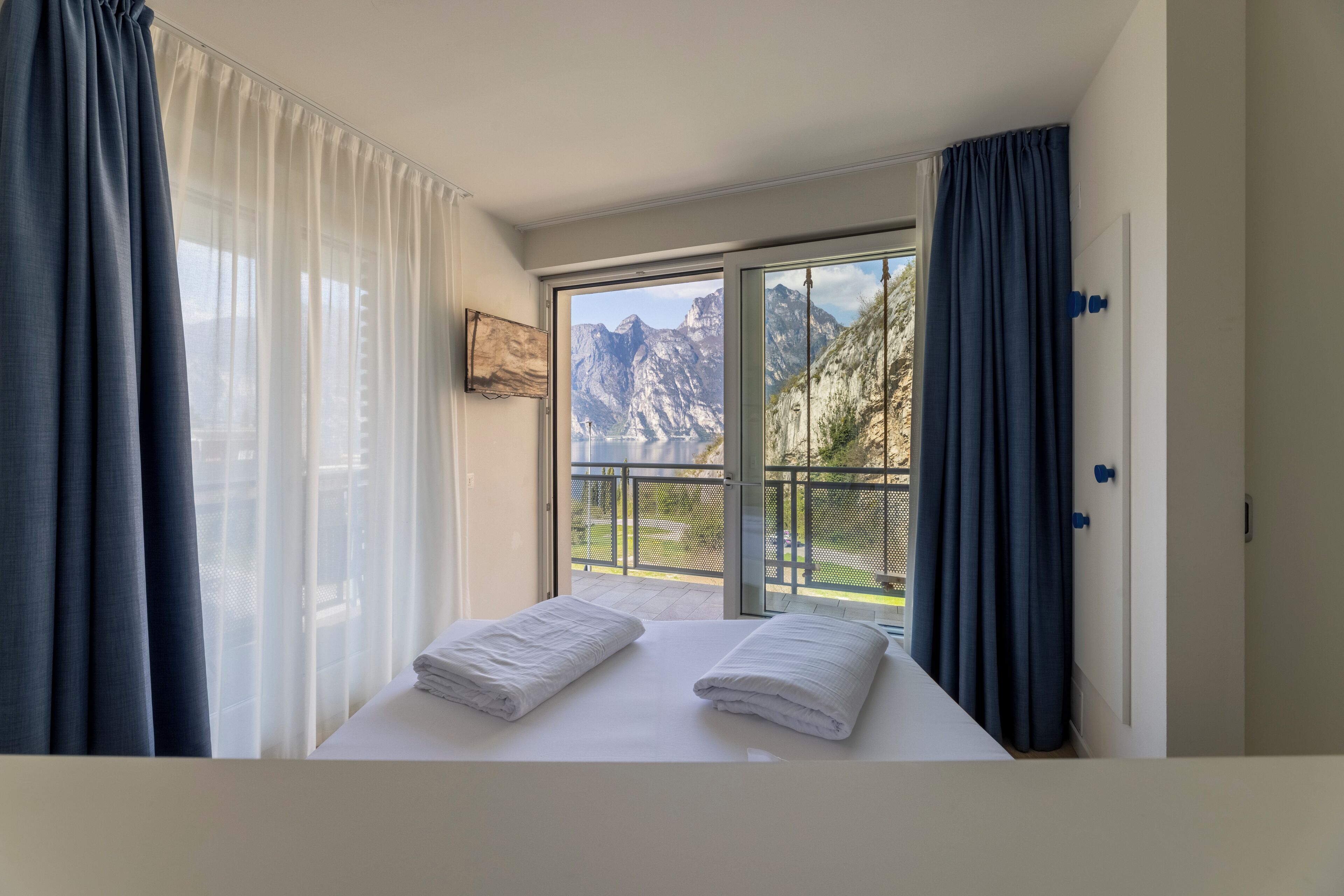deluxe room, lake view (garda room) | 1 bedroom, frette italian sheets, premium bedding, minibar