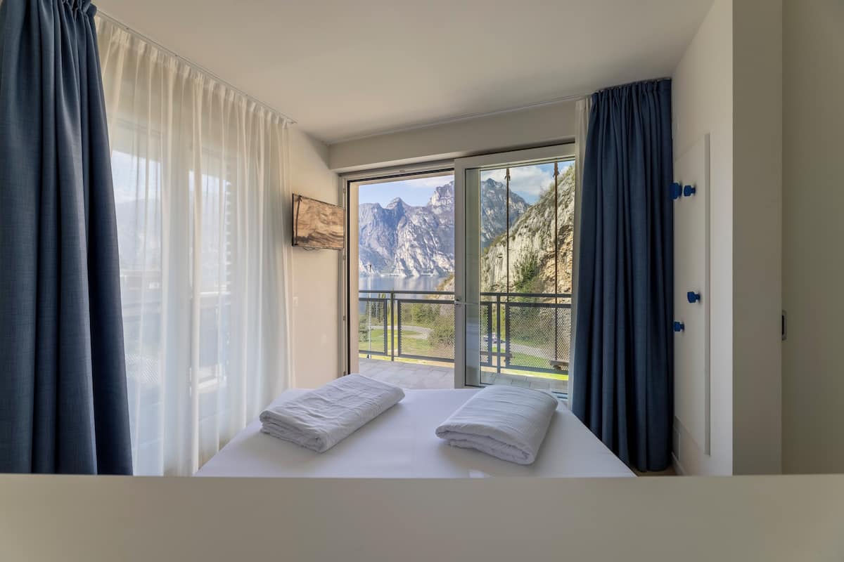 deluxe room, lake view (garda room) | 1 bedroom, frette italian sheets, premium bedding, minibar