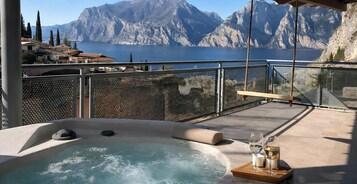 Un jacuzzi con vistas a montañas y una masa de agua.