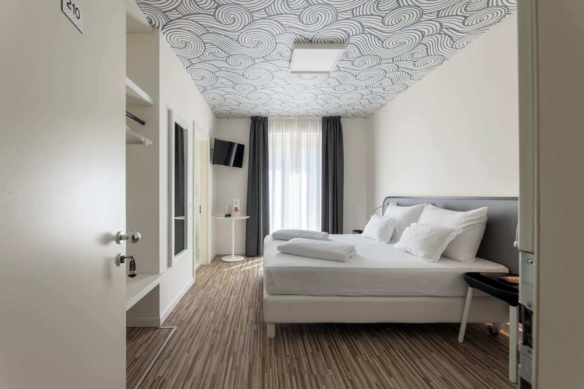 Phòng Tiêu chuẩn (Soul Room) | Bộ trải giường bằng vải Frette của Ý, bộ đồ giường cao cấp, minibar