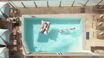 Kolam renang outdoor musiman dan sebuah infinity pool