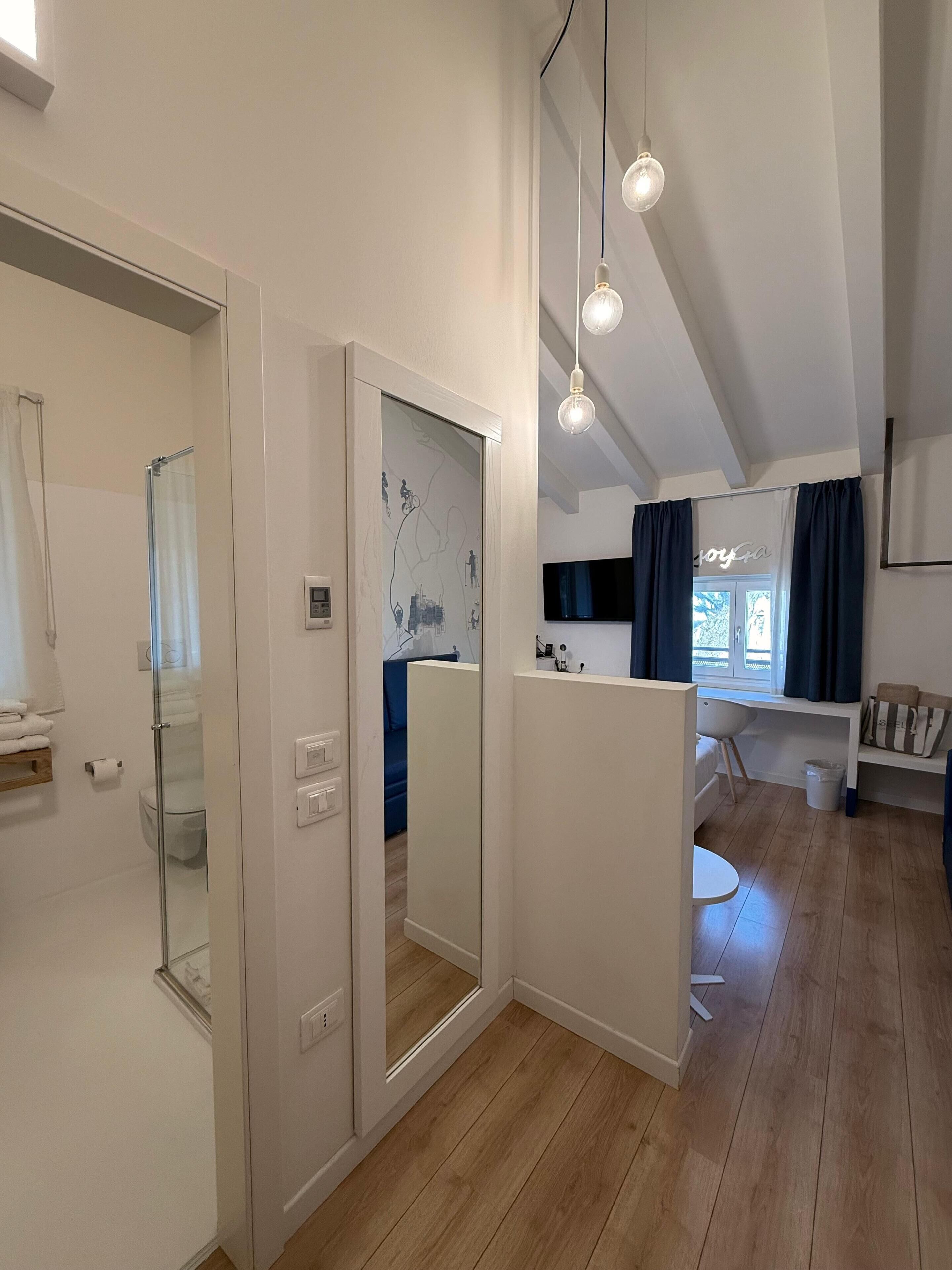 ملاءات إيطالية من طراز فريتي وأغطية فراش متميزة وميني بار