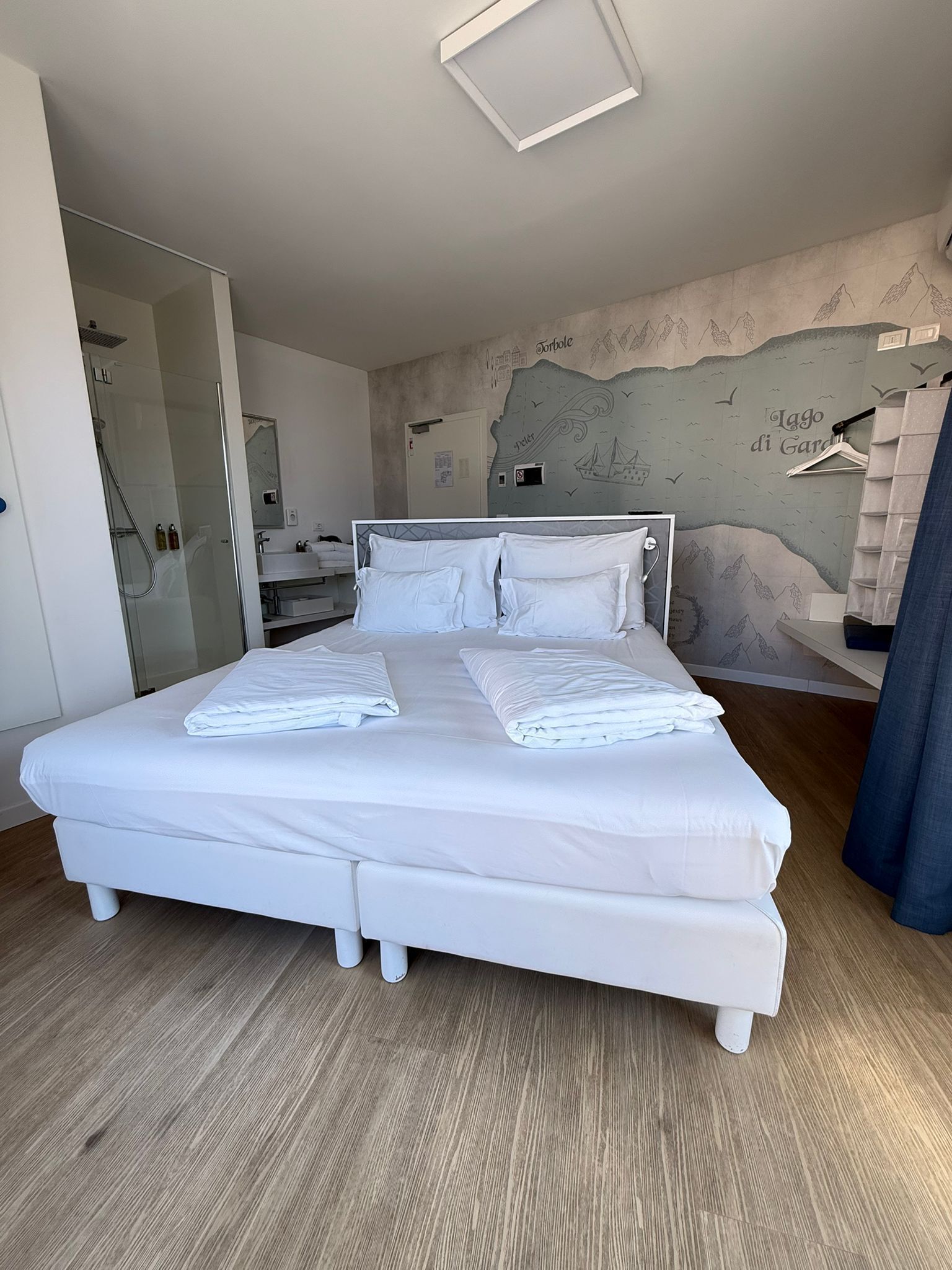 ملاءات إيطالية من طراز فريتي وأغطية فراش متميزة وميني بار