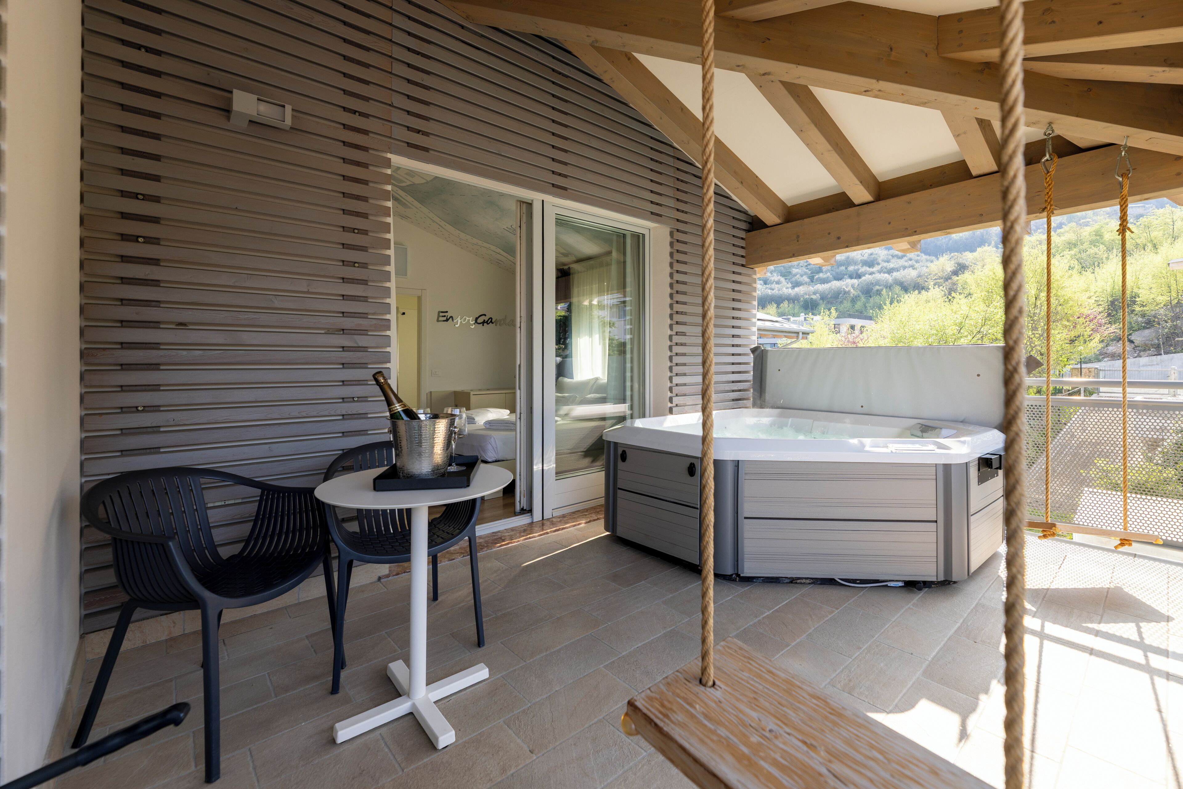 Superior kamer, uitzicht op meer | Italiaanse Frette-lakens, luxe beddengoed, een minibar