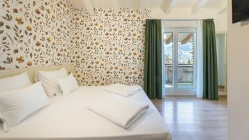 Kamar Quadruple Standar | Seprai Frette Italia, seprai premium, minibar, dan brankas