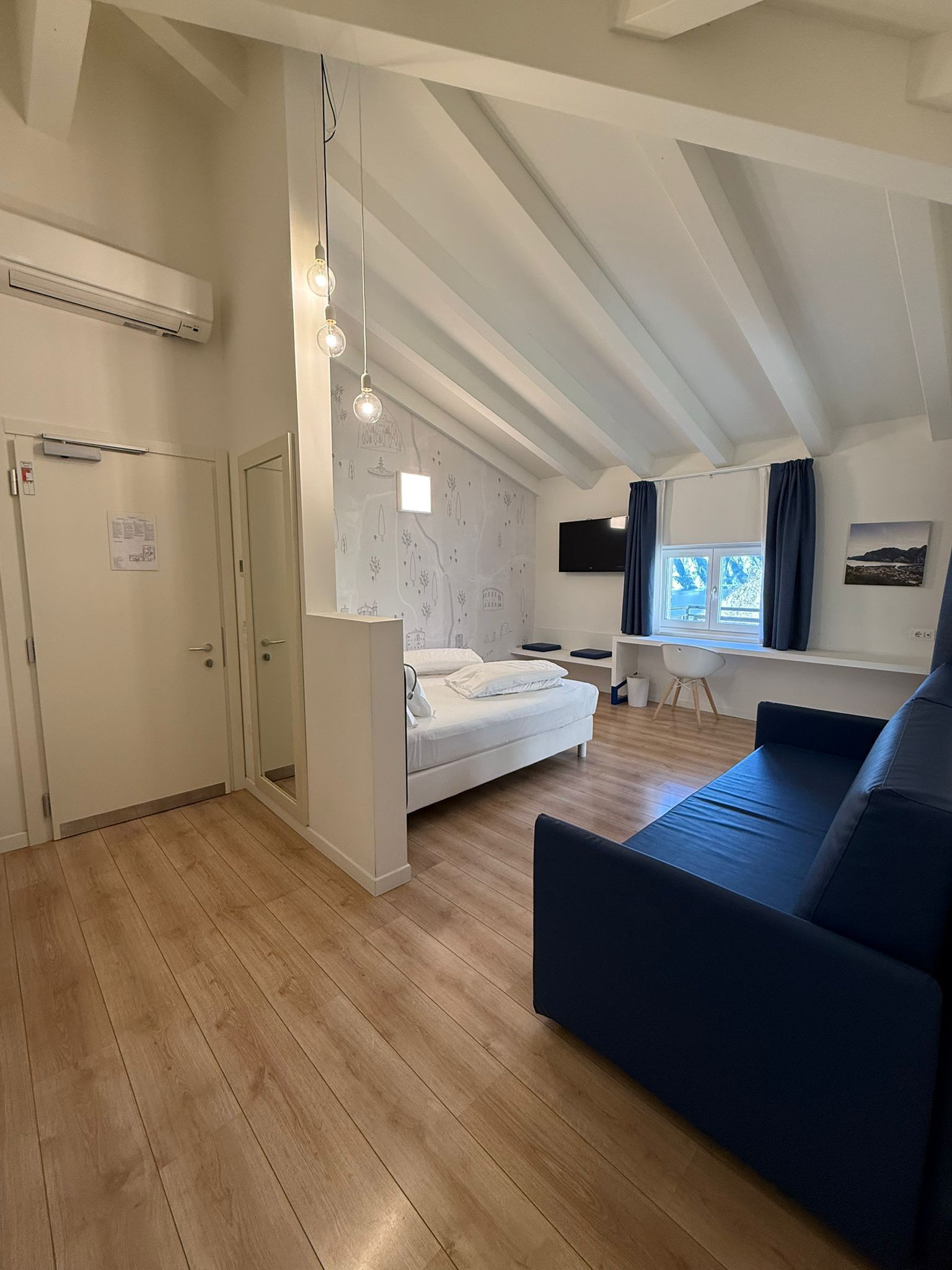 ملاءات إيطالية من طراز فريتي وأغطية فراش متميزة وميني بار