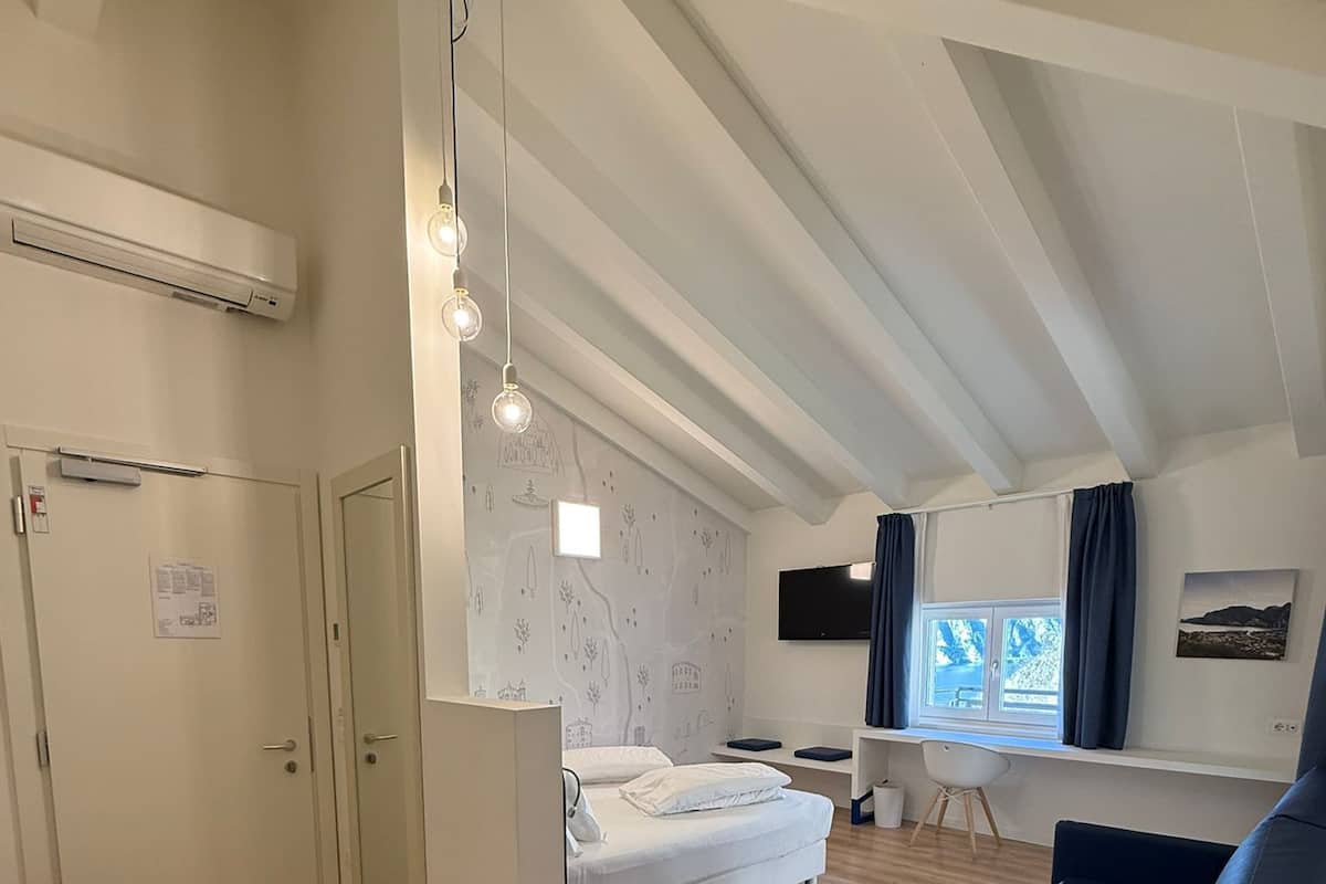 Frette Italian sheets, premium bedding, minibar, in-room safe