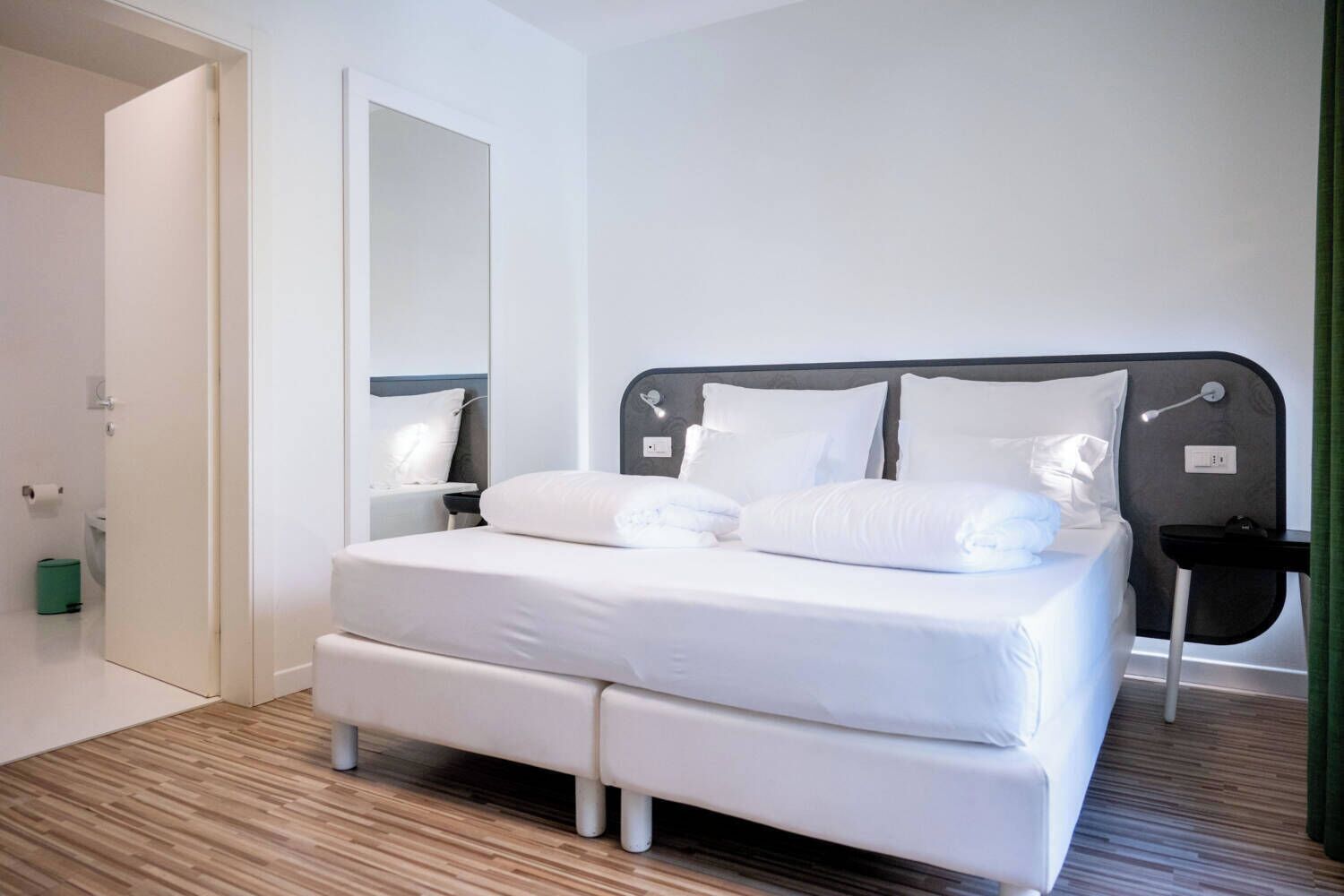 ملاءات إيطالية من طراز فريتي وأغطية فراش متميزة وميني بار