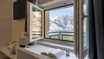 Tripla Superior, vista lago | Lenzuola Frette, biancheria da letto di alta qualità, minibar