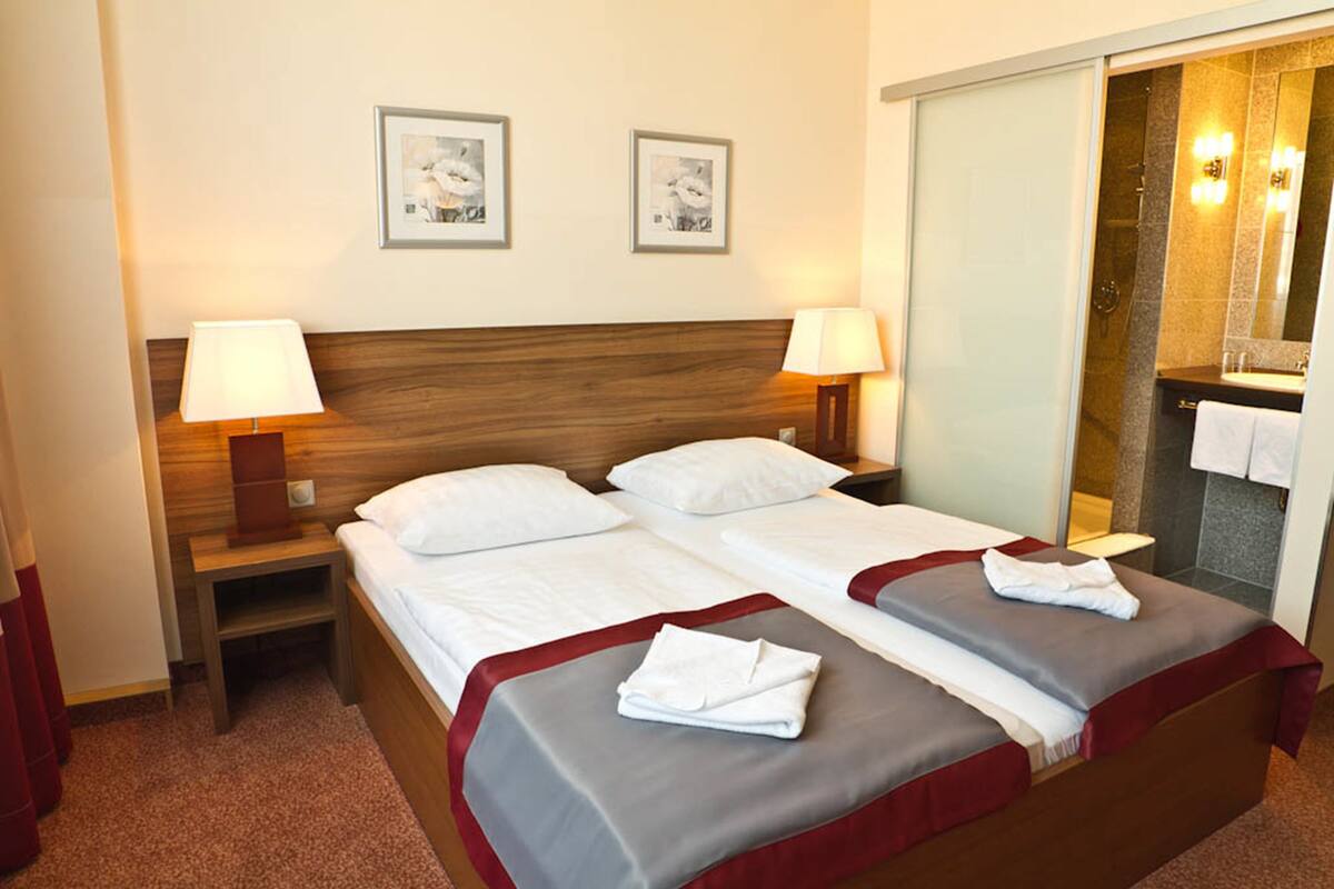 Hypo-allergenic bedding, in-room safe, desk, blackout curtains