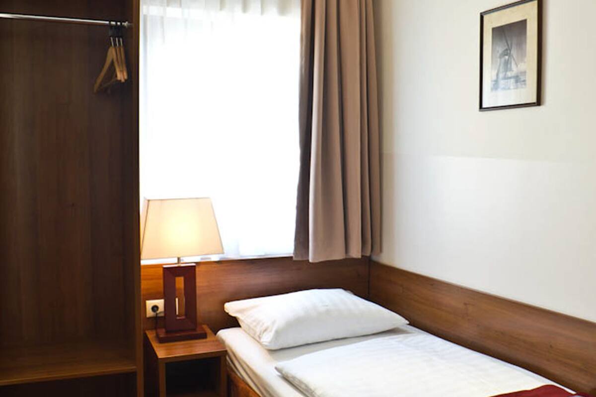 Hypo-allergenic bedding, in-room safe, desk, blackout curtains