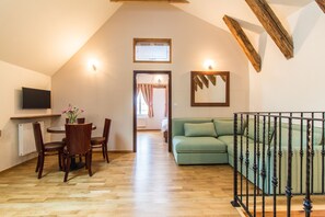 Deluxe Duplex | Living area | TV - Residence Thunovska 19 (Prague)