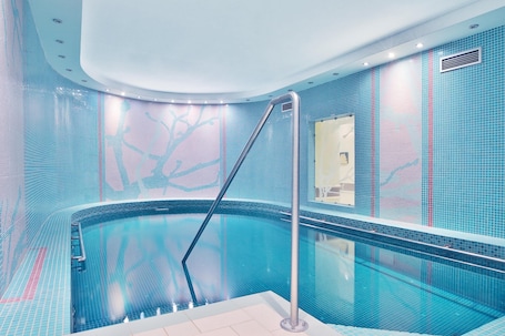 Indoor pool. Sun Palace Wellness Hotel