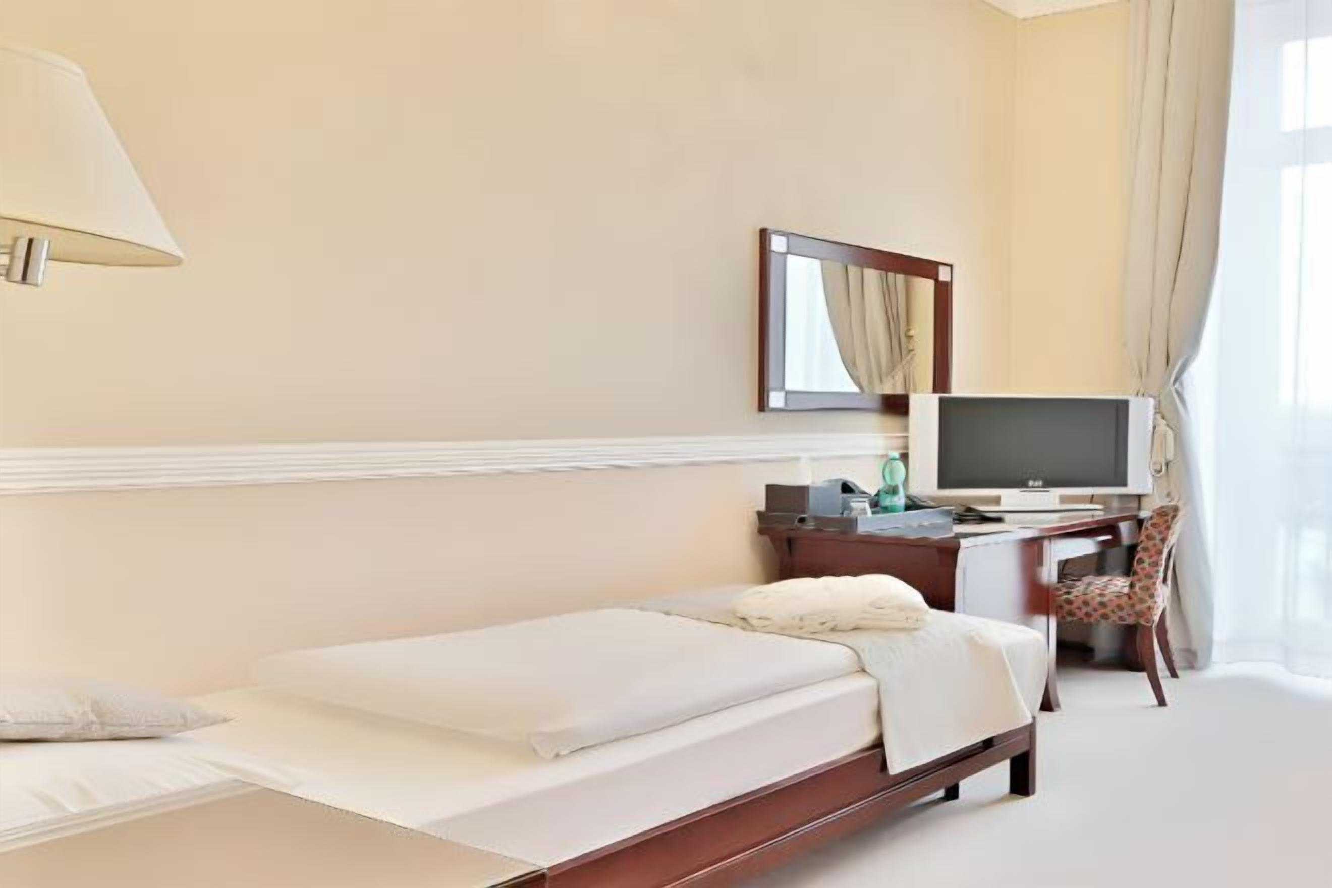 Hypo-allergenic bedding, minibar, in-room safe, desk