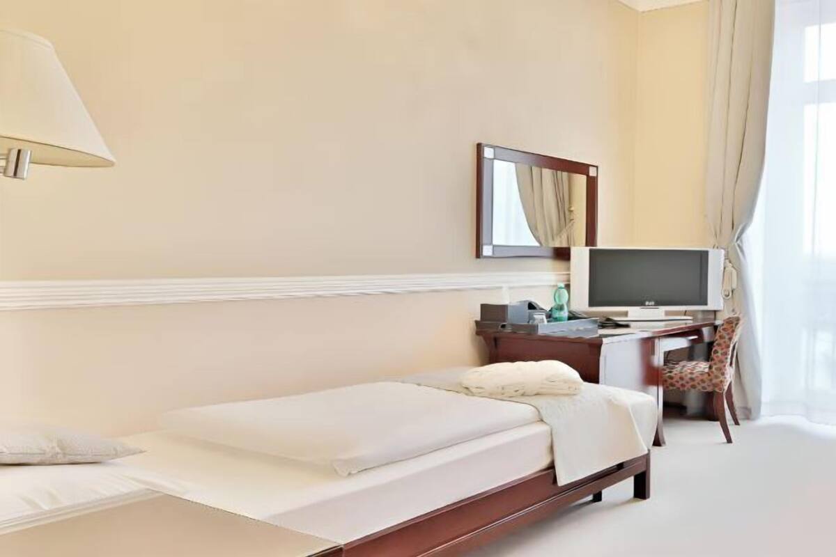 Hypo-allergenic bedding, minibar, in-room safe, desk