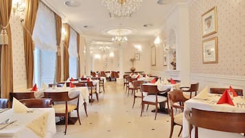 Café da manhã, almoço e jantar; culinária internacional