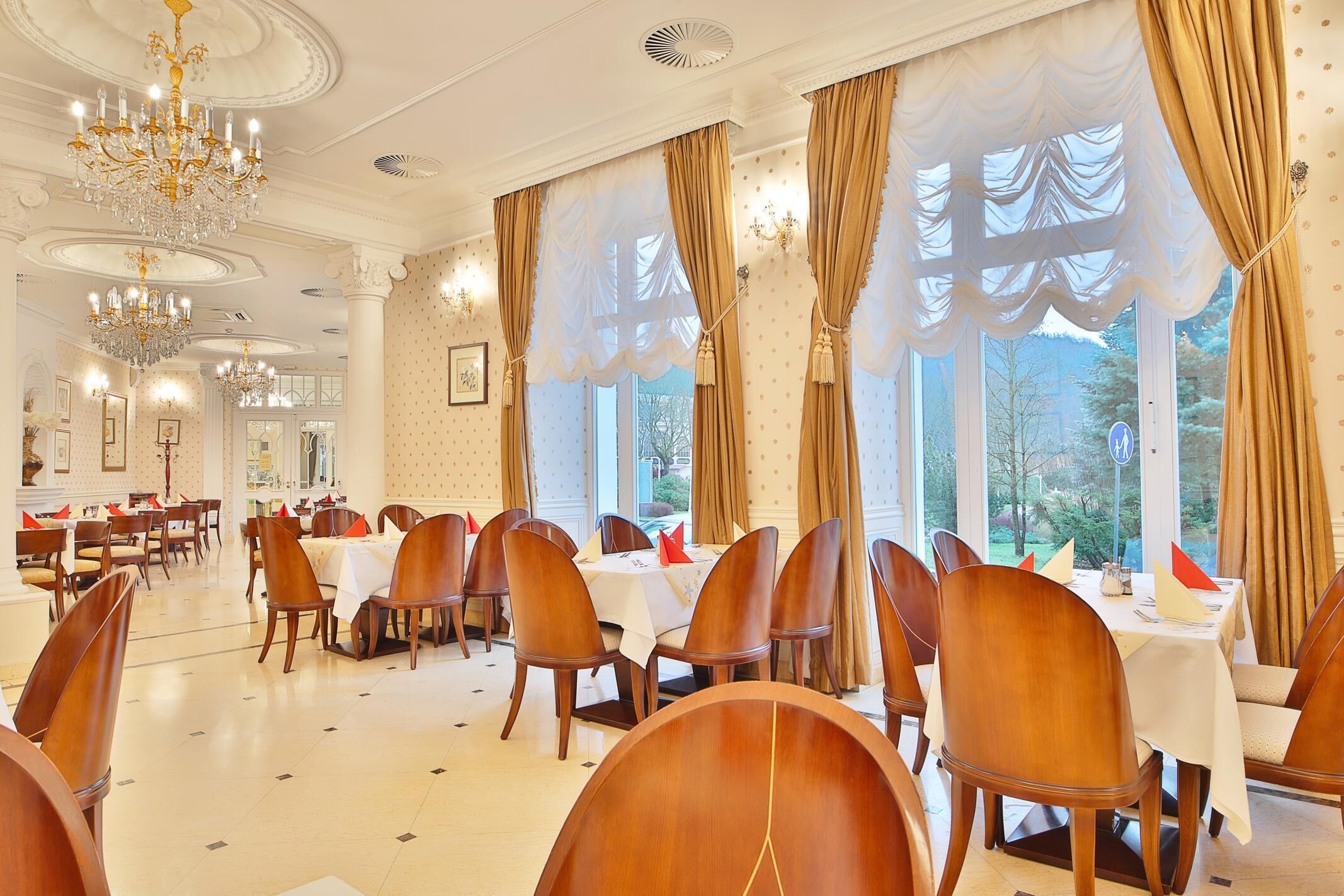 Aamiainen, lounas ja illallinen; kansainvälinen keittiö 