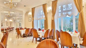 Aamiainen, lounas ja illallinen; kansainvälinen keittiö