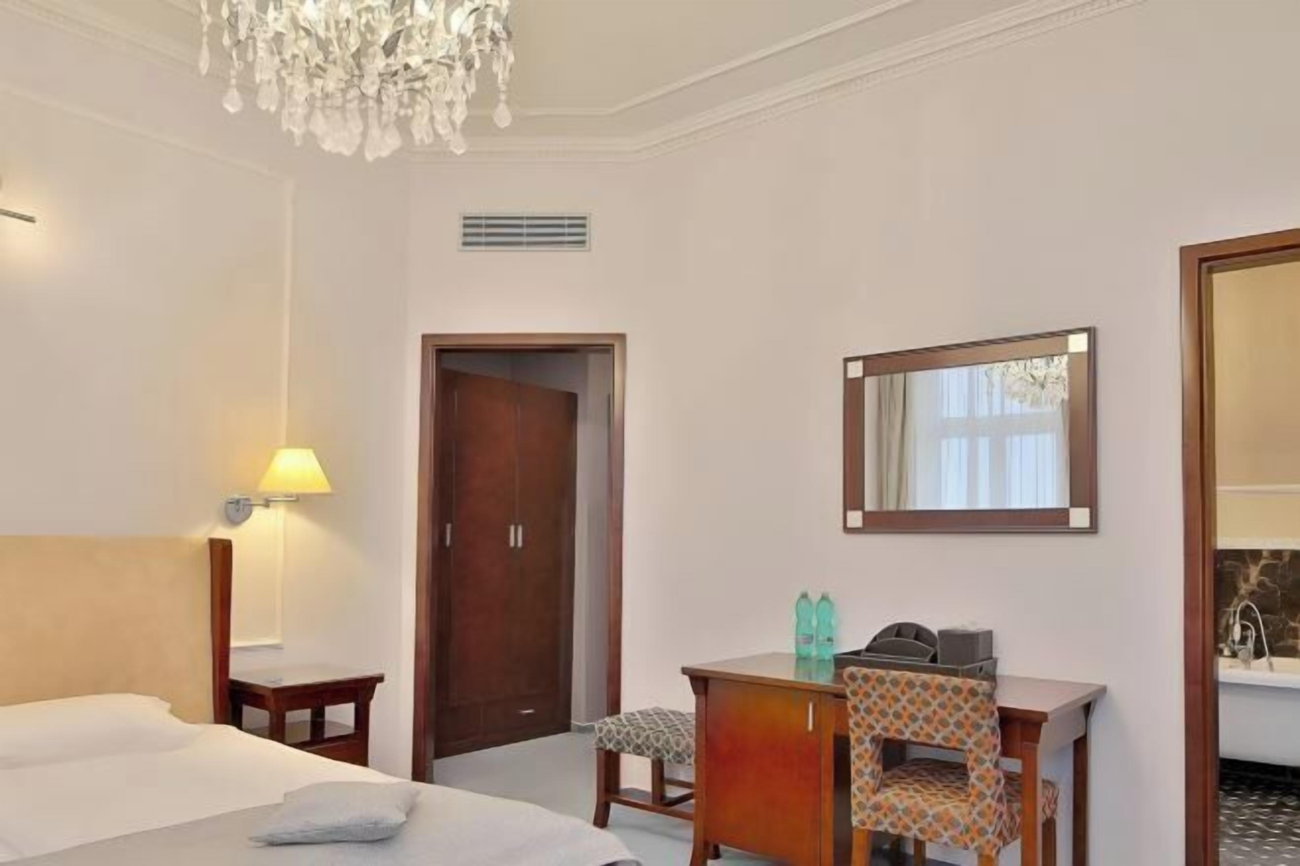 Hypo-allergenic bedding, minibar, in-room safe, desk