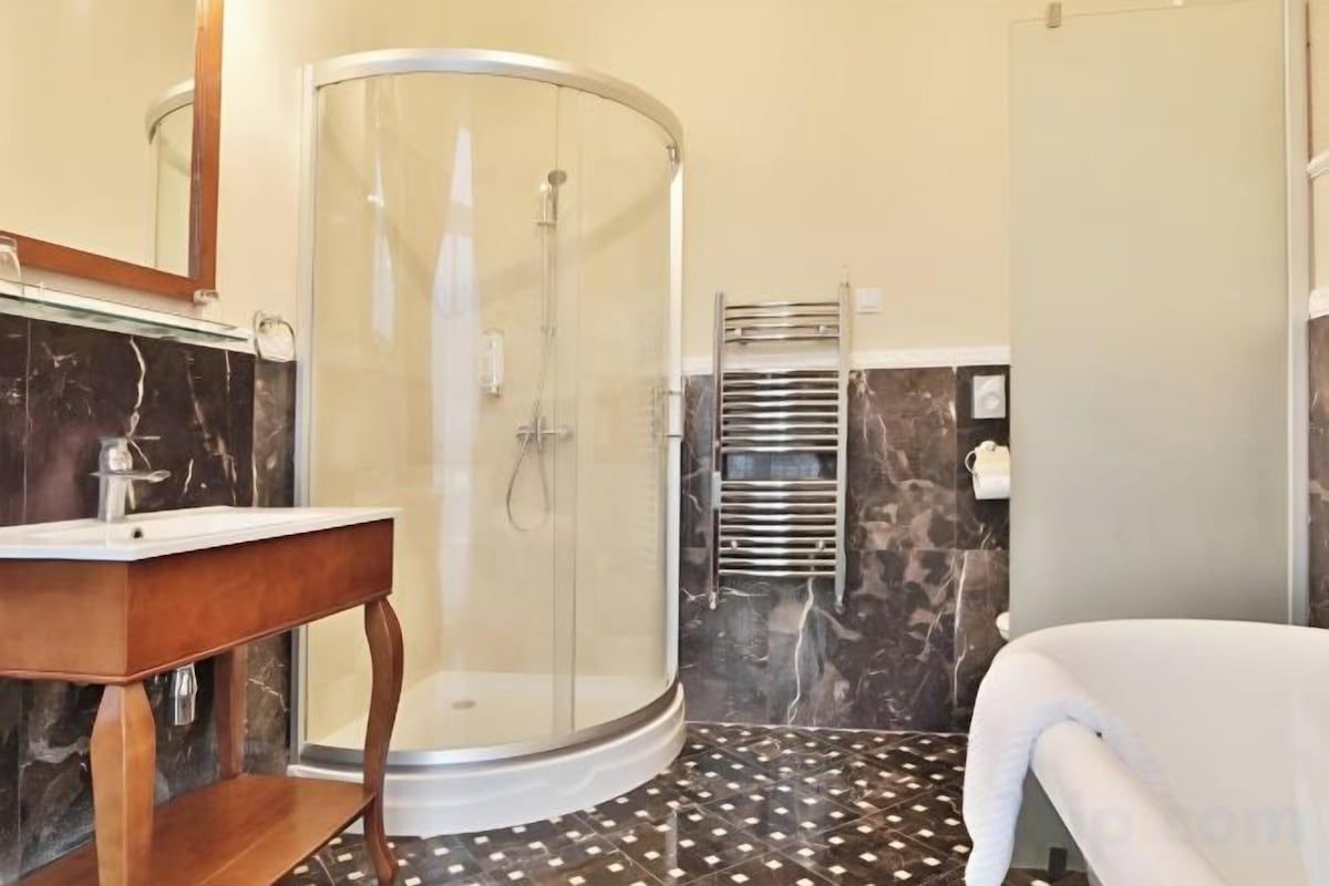 Bathroom | Combined shower/tub, free toiletries, hair dryer, bathrobes