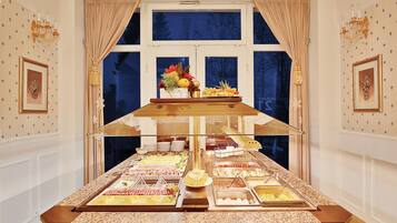 Tägliches Frühstücksbuffet (500 CZK pro Person)