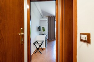 Minibar, caja de seguridad en la habitación y escritorio