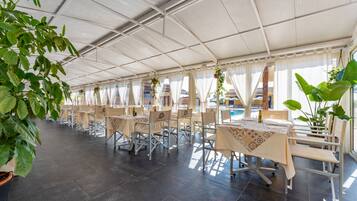 Mediterrane Küche, Blick auf den Pool