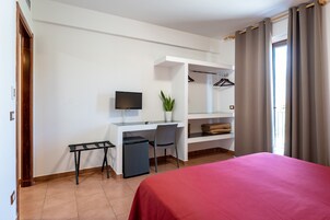 Minibar, caja de seguridad en la habitación y escritorio