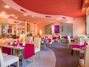 Daily buffet breakfast (EUR 14 per person) - Park Hotel (Konz)