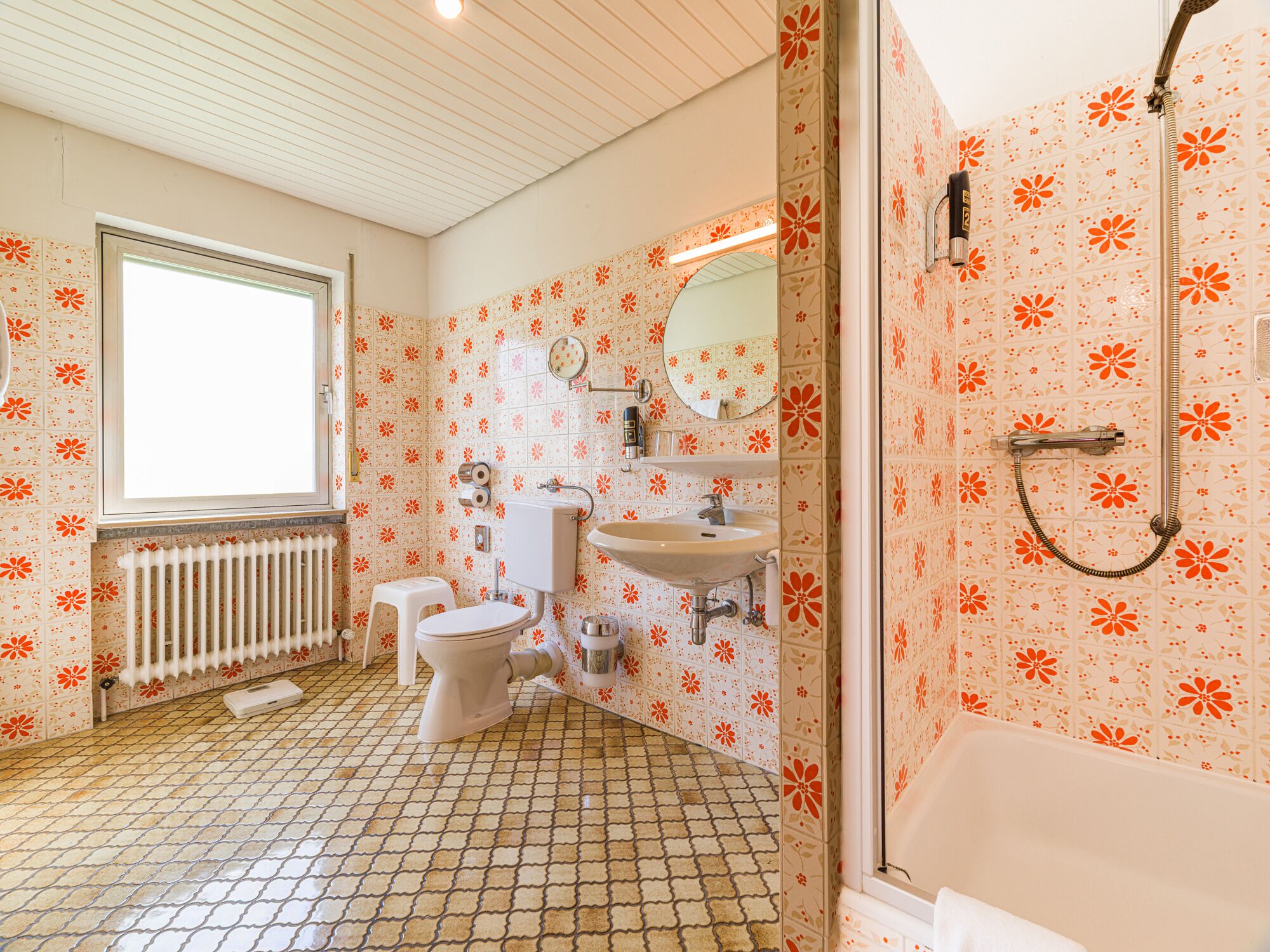 Un baño con inodoro, lavamanos y ducha.