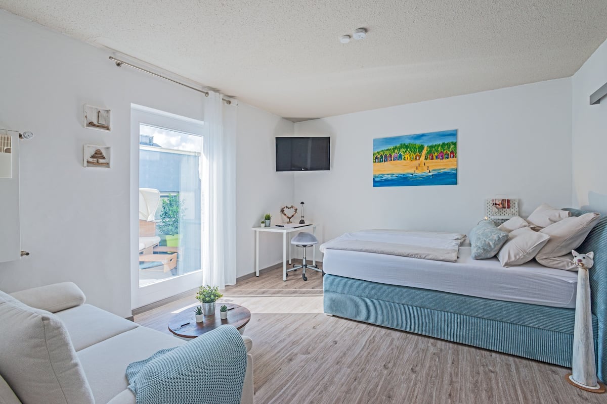 Eenvoudig appartement | Een kluis op de kamer, verduisterende gordijnen