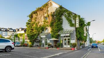 Ein Gebäude mit einem Schild, das es als Hotel kennzeichnet.