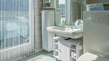 Appartamento Basic | Bagno | Asciugacapelli, accappatoio, asciugamani