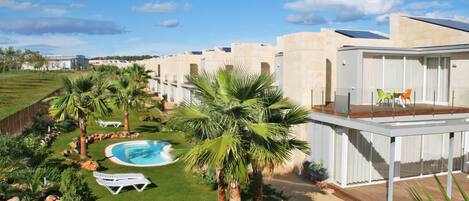 7 piscinas al aire libre, tumbonas