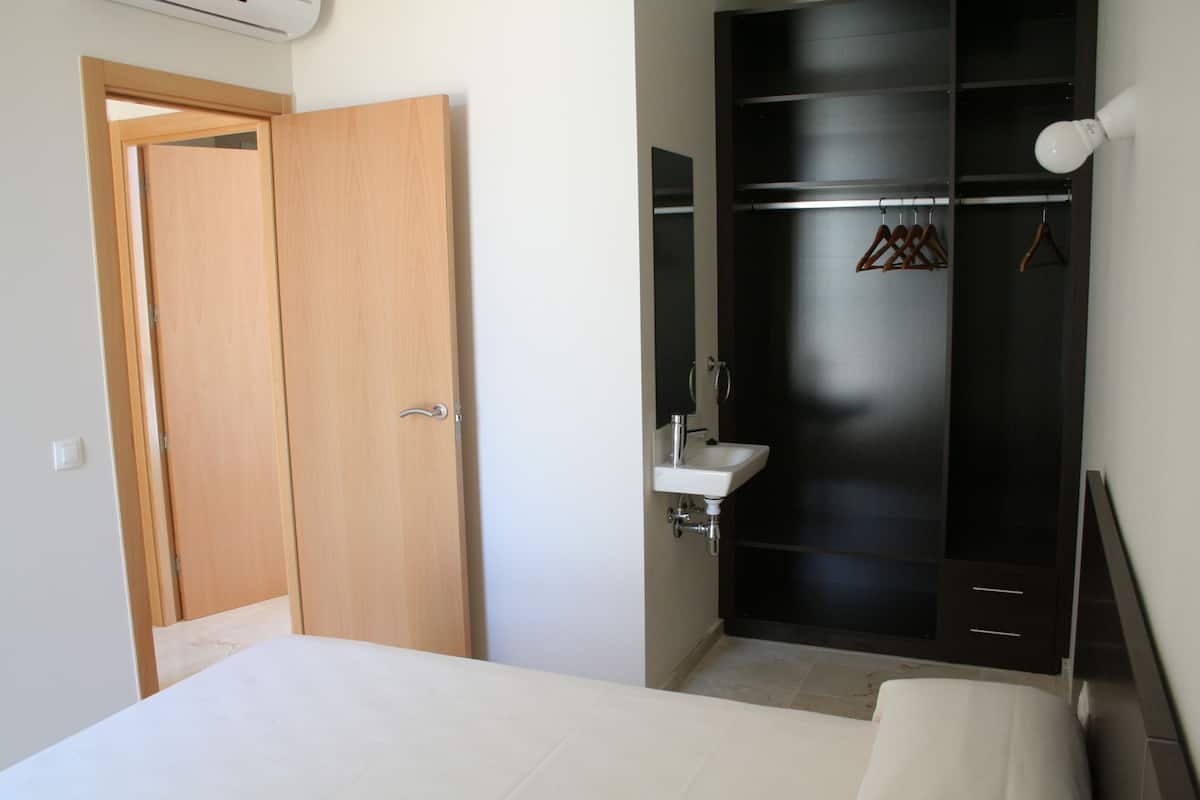 1 bedroom, in-room safe, desk, cribs/infant beds