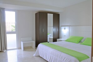 Tweepersoonskamer (with Garden ) | 1 slaapkamer, een kluis op de kamer, een bureau, babybedden (toeslag)