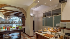 Un buffet de petit-déjeuner proposant une variété d'aliments et de boissons.