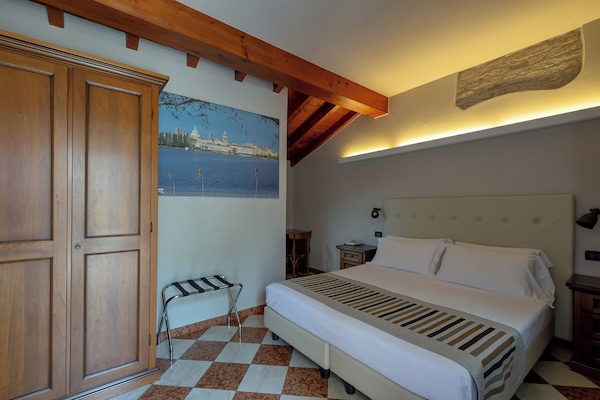 Habitación con 1 cama doble o 2 individuales, 1 habitación | Caja fuerte, escritorio, cunas (de pago) y wifi gratis