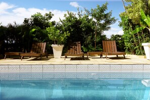 Outdoor pool, pool loungers - Casa Amarelo par Robert le Héros (Rio de Janeiro)