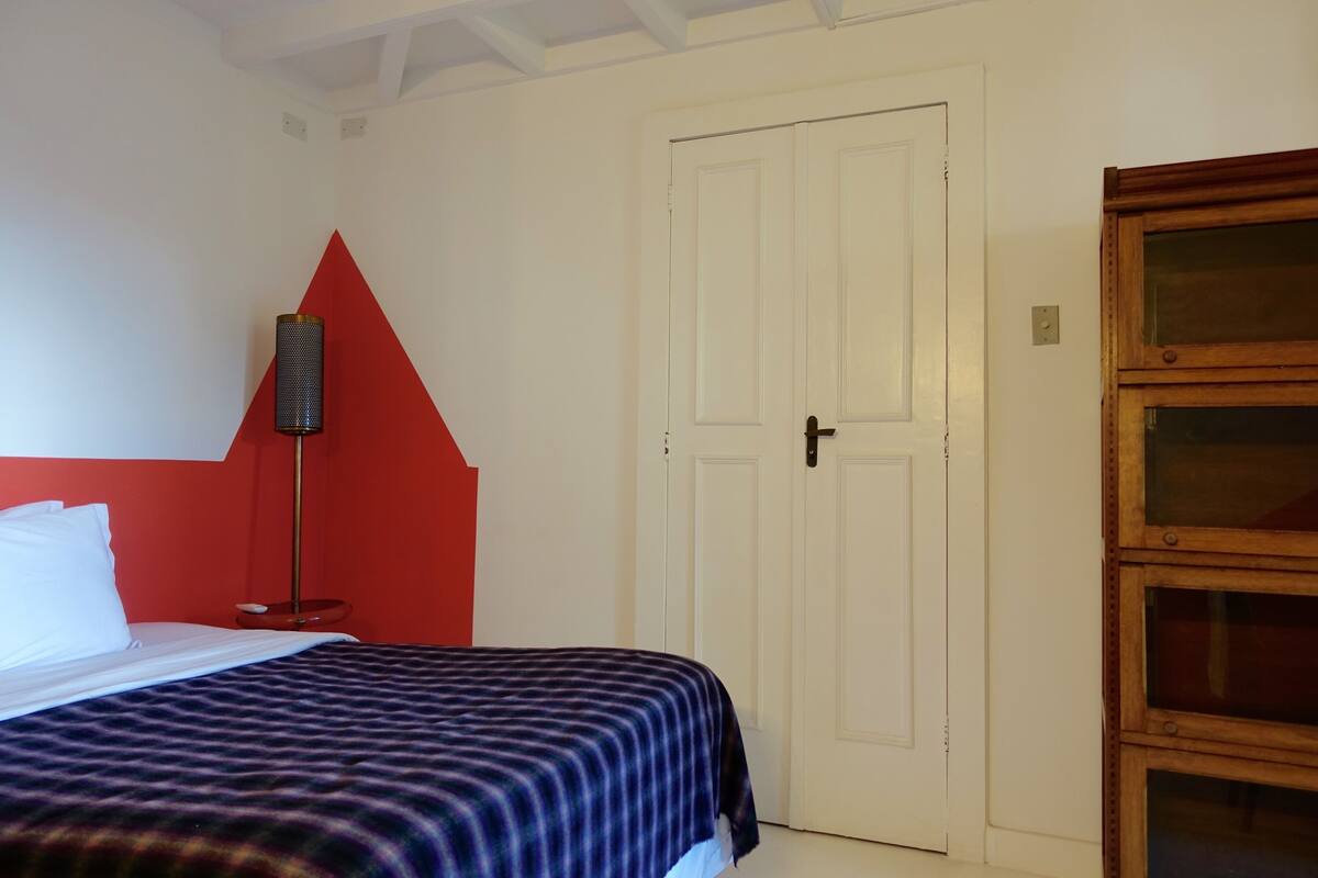 1 bedroom, individually decorated, individually furnished, bed sheets