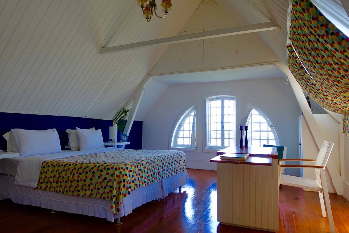 1 bedroom, individually decorated, individually furnished, bed sheets