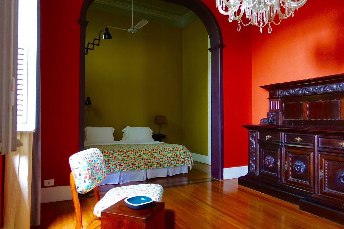 1 bedroom, individually decorated, individually furnished, bed sheets