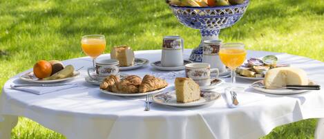 Desayuno buffet diario (EUR 10 por persona)