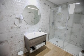 Habitación triple | Baño | Tina con regadera, tina profunda, amenidades de baño gratuitas 