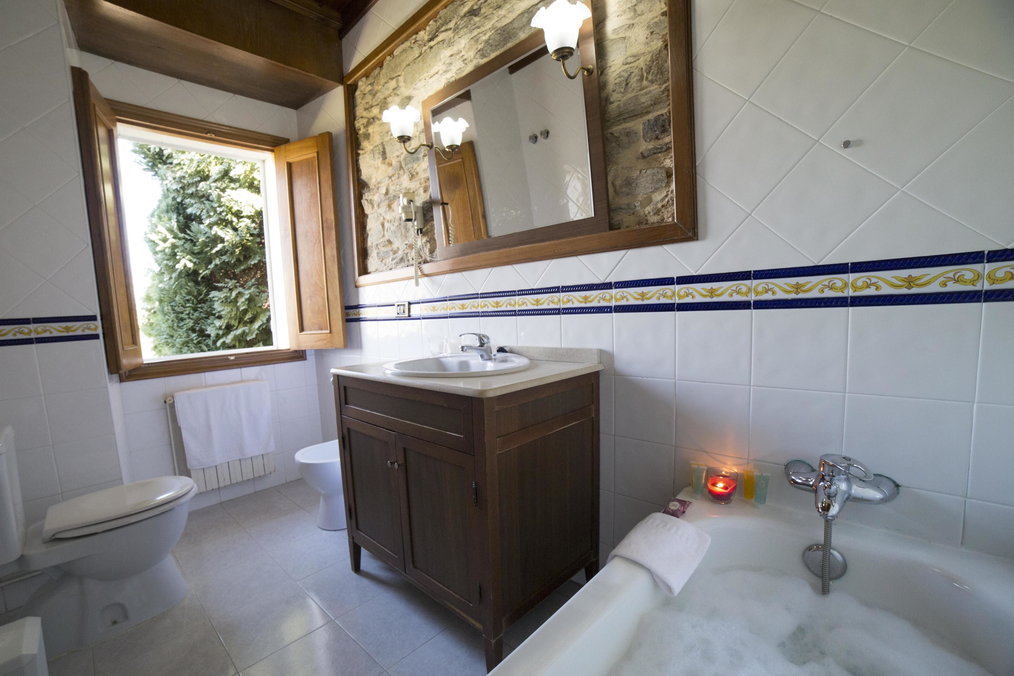 Un bagno con lavandino, WC e vasca da bagno.