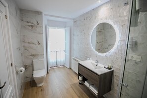 Triple Room | Bathroom | Combined shower/tub, deep soaking tub, free toiletries, hair dryer