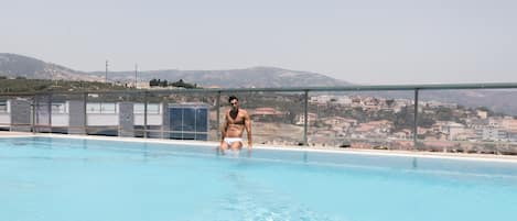 2 Außenpools, Pool auf dem Dach, Liegestühle